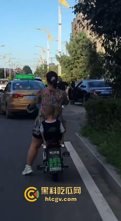 史上最猛路怒症！匕首对砍西瓜刀，手断了还往前冲！勇猛还是傻？让人看得直呼服了！-2