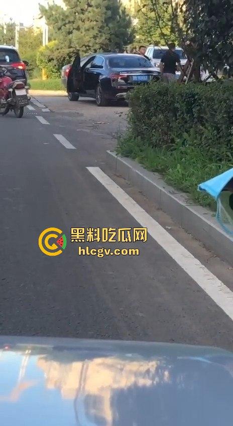 史上最猛路怒症！匕首对砍西瓜刀，手断了还往前冲！勇猛还是傻？让人看得直呼服了！-4