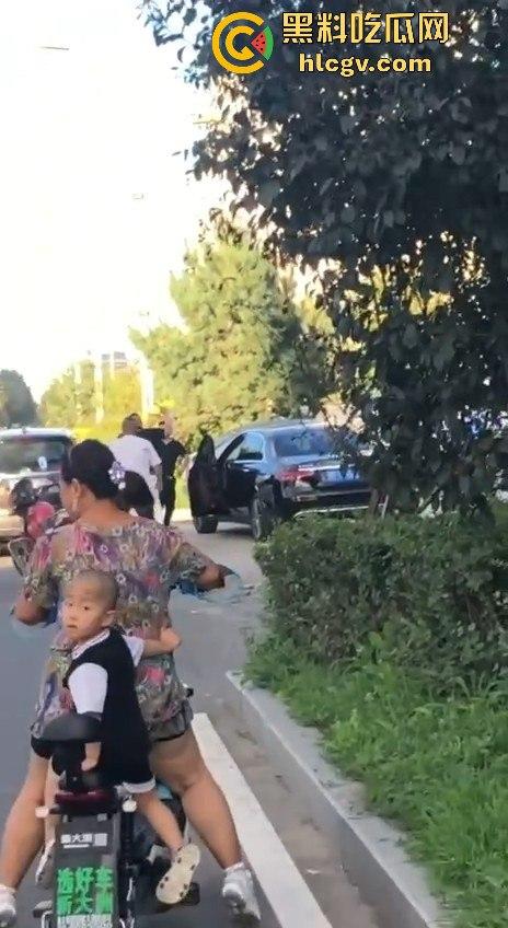 史上最猛路怒症！匕首对砍西瓜刀，手断了还往前冲！勇猛还是傻？让人看得直呼服了！-7