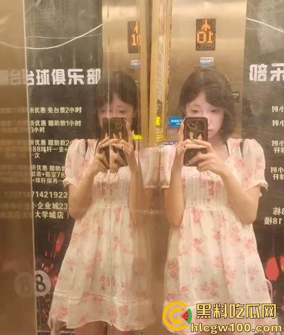 湖北19岁反差精神小妹【邵丽燏】被土豪大肆网调视频曝光，给主人拍内裤拍逼完成任务！-9