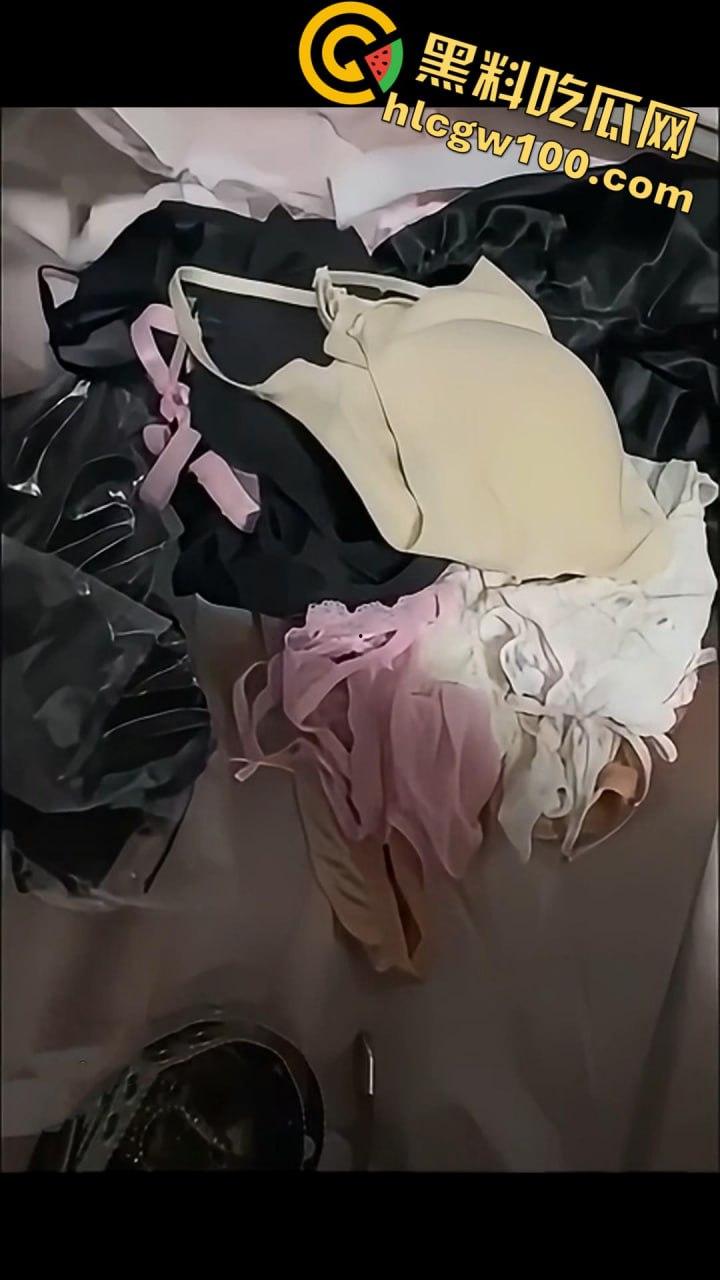 湖北19岁反差精神小妹【邵丽燏】被土豪大肆网调视频曝光，给主人拍内裤拍逼完成任务！-14