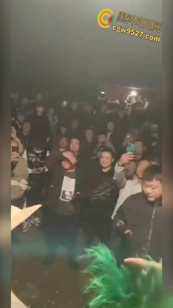 猎奇的重口慎入！男子当街表演，男子拿着砍刀割包皮，满桌子都是血，是因为不想让医院挣那么多钱吗 ?-1