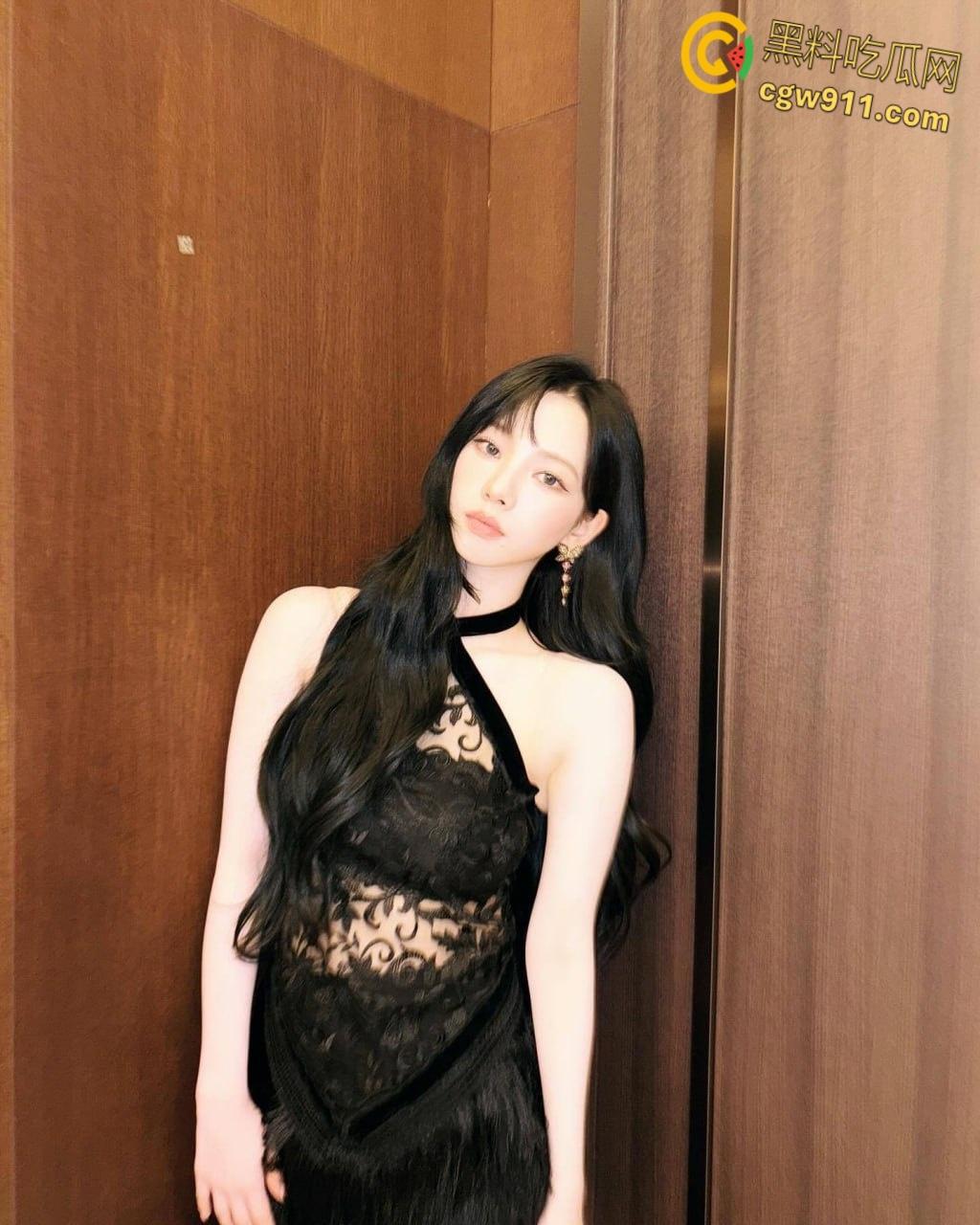 雨天池边和小姨子躲雨，风骚小姨跪地口交，纸板挡住户外乱伦野战，紧张到小姨憋不住尿，白虎翘臀被无套中出 ！-1