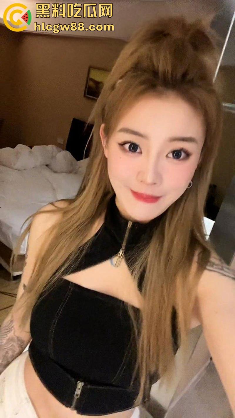 抖音极品网红【DJ美羊羊】公交车精盆名不虚传，被金主暴力抽插口交，舔完大鸡巴再被中出！-4