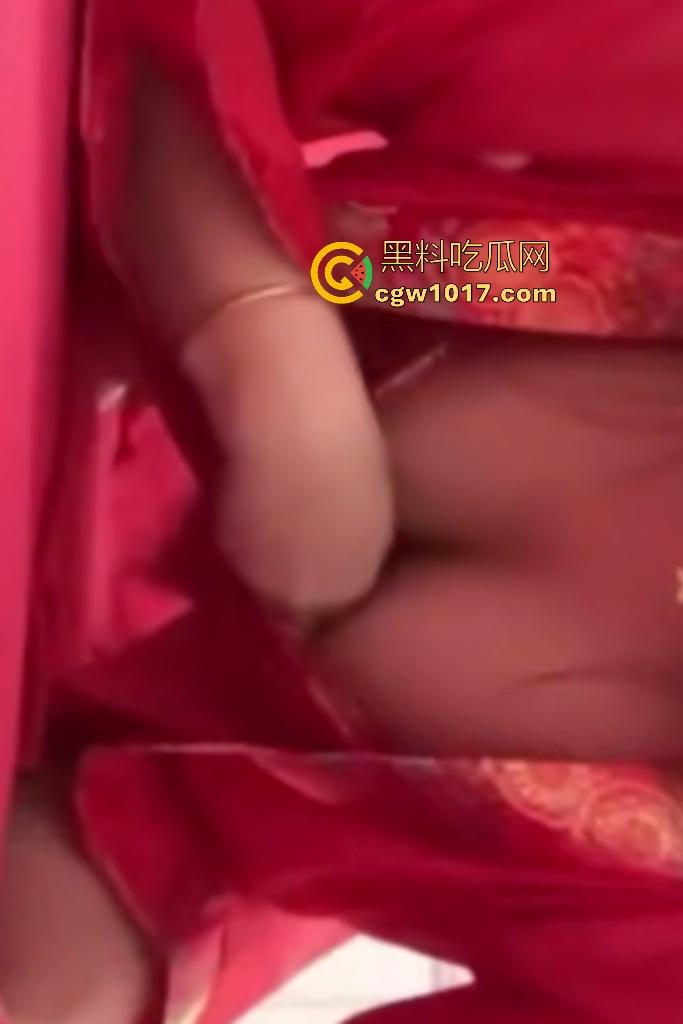 抖音四川妹子【香菜圆子】榨精视频！反差人设拉满穿红色新娘衣自摸奶子，不知道金主得射多少次哦！-7