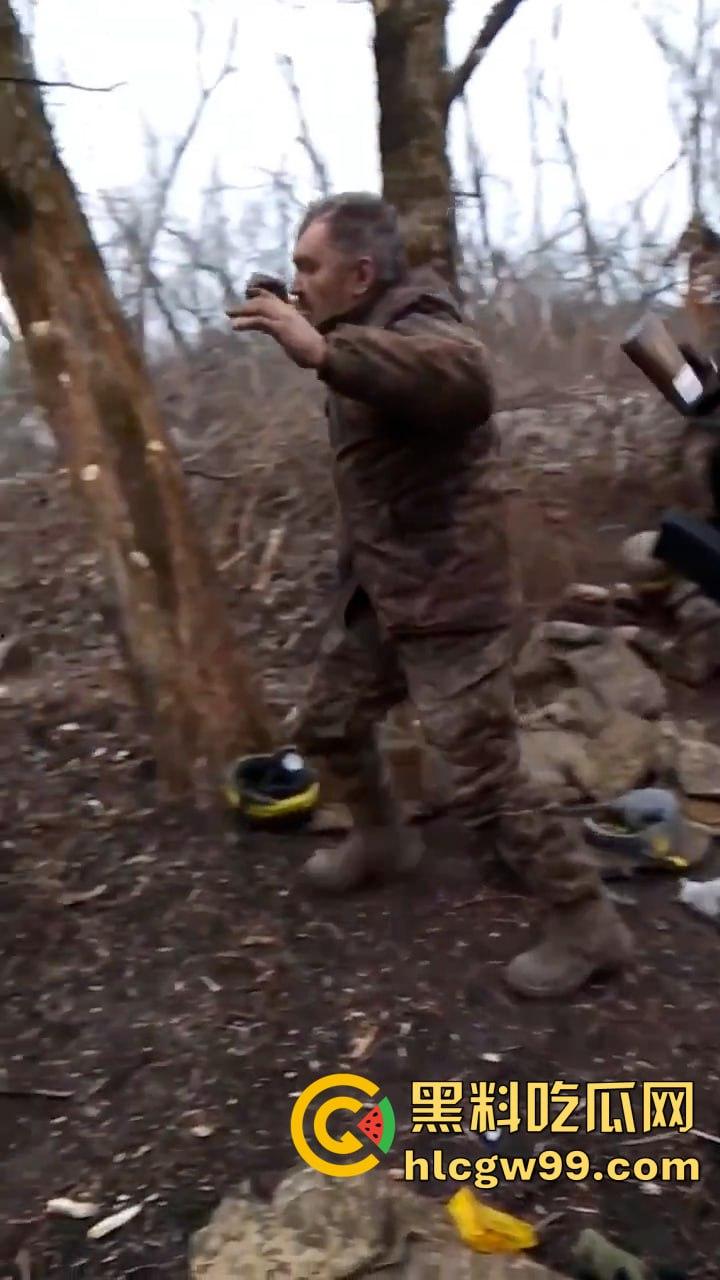 惨无人道!俄乌战场竟公然对俘虏痛下杀手,这暴行像恶魔的爪牙,撕碎了文明的遮羞布-3