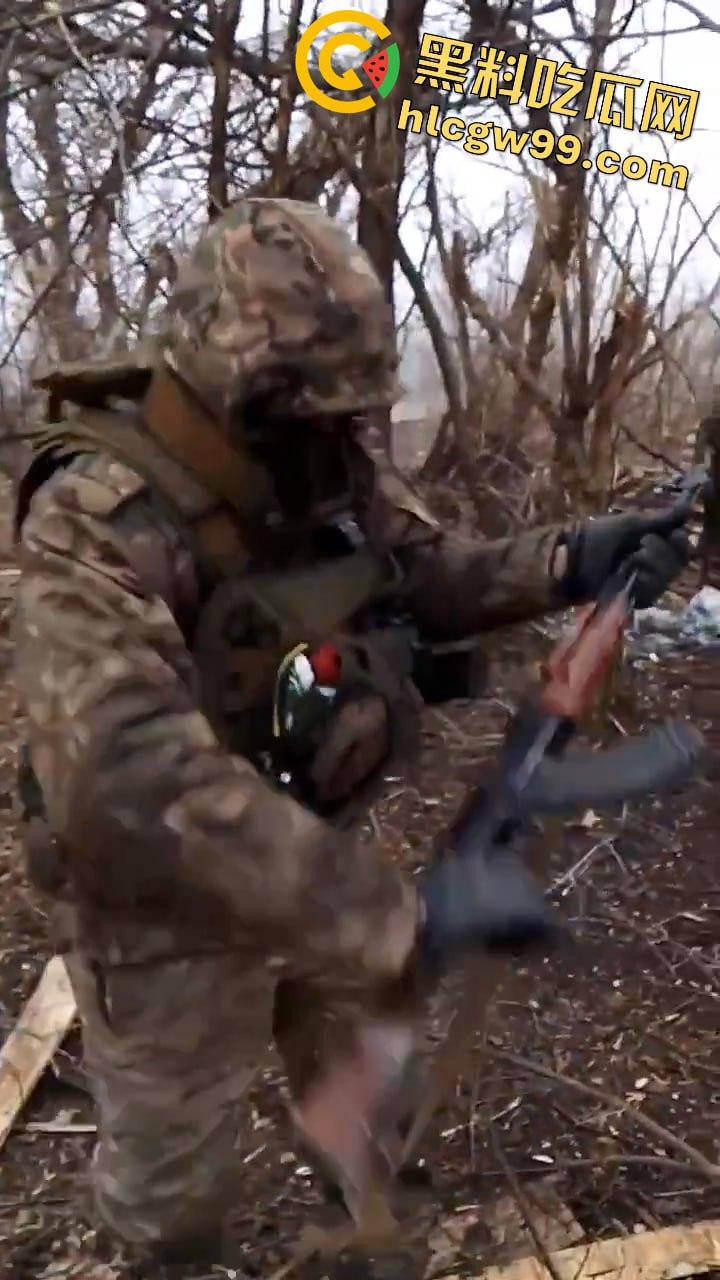惨无人道!俄乌战场竟公然对俘虏痛下杀手,这暴行像恶魔的爪牙,撕碎了文明的遮羞布-4