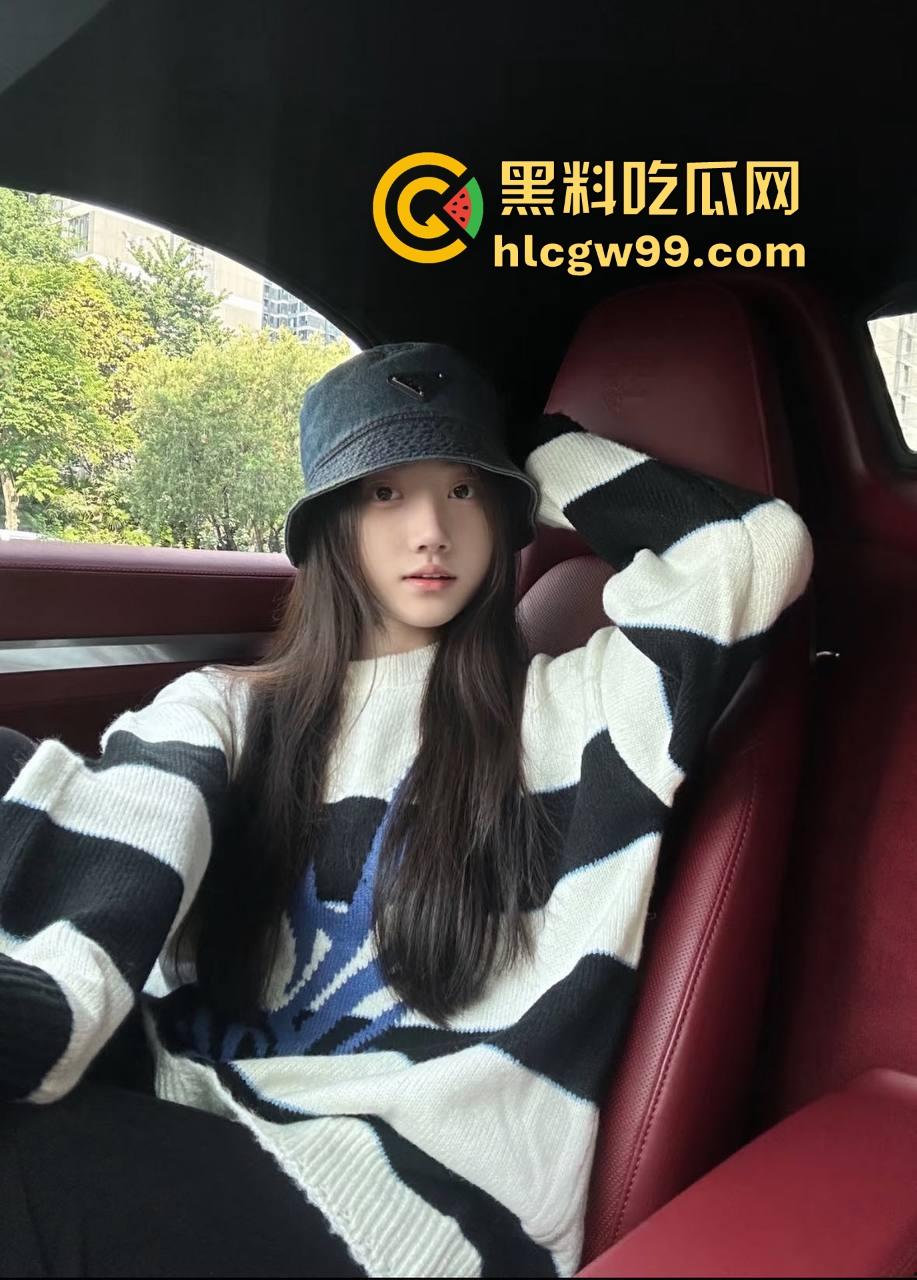 天津绿帽老公酒店开房安排单男爆操老婆，自己缩在厕所撸到腿软，透过玻璃看现场春宫秀！-4