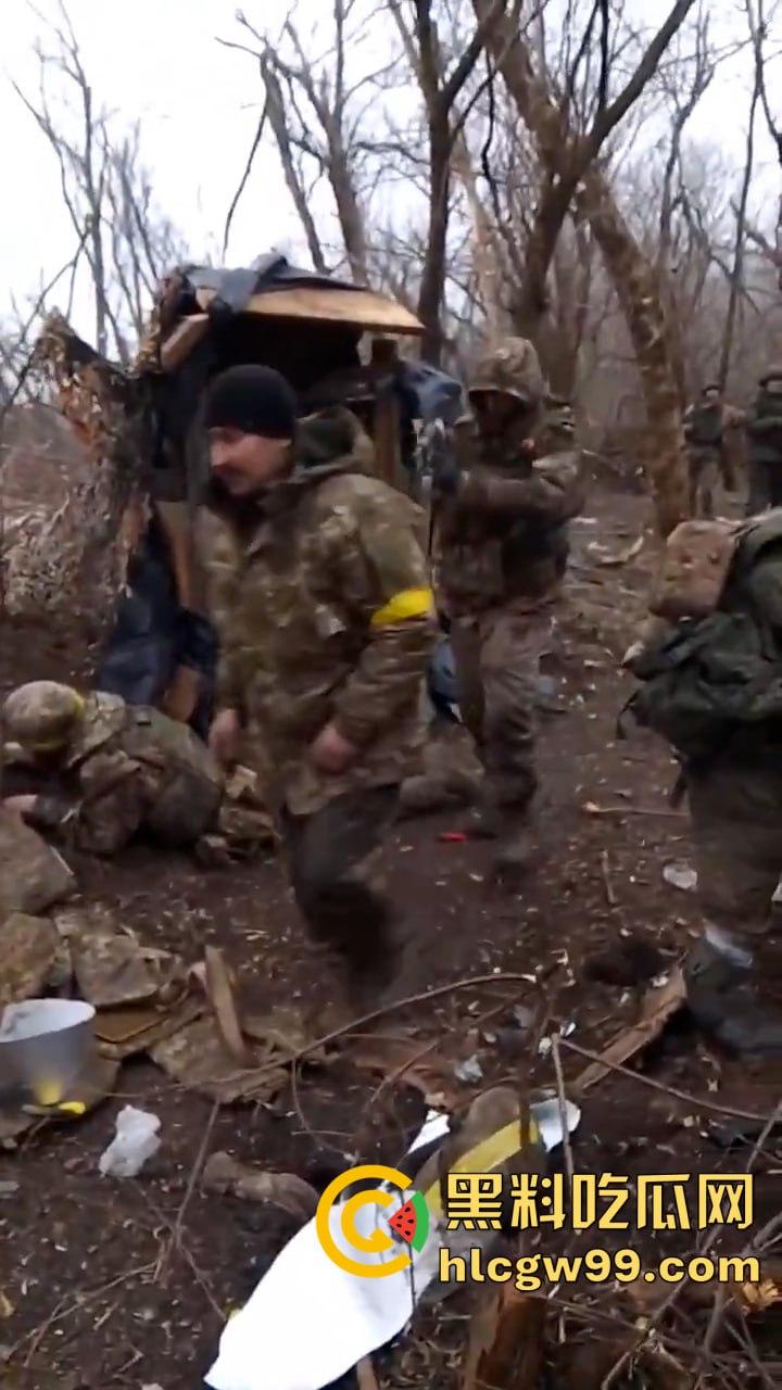 惨无人道!俄乌战场竟公然对俘虏痛下杀手,这暴行像恶魔的爪牙,撕碎了文明的遮羞布-5