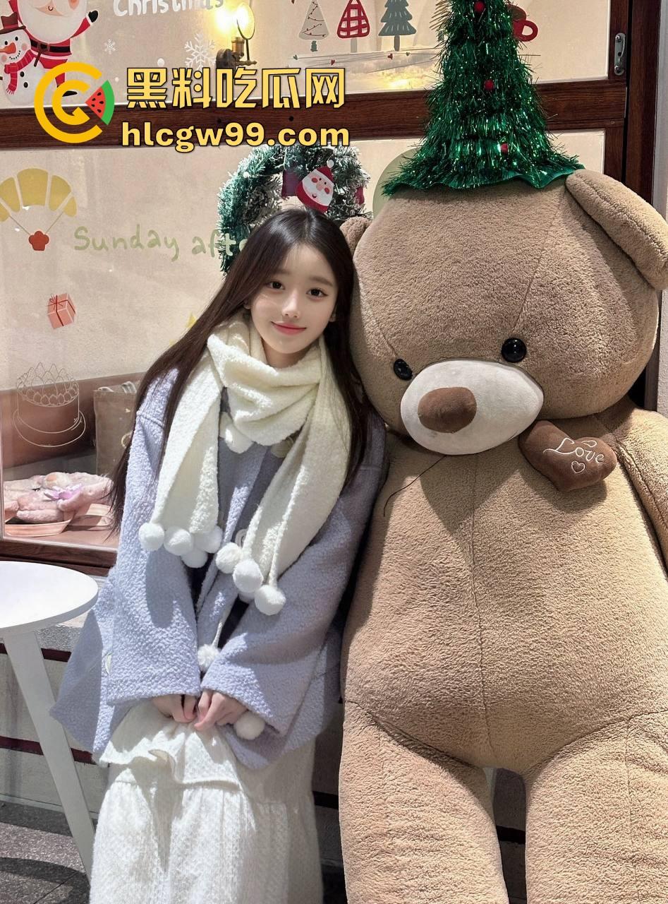 天津绿帽老公酒店开房安排单男爆操老婆，自己缩在厕所撸到腿软，透过玻璃看现场春宫秀！-5