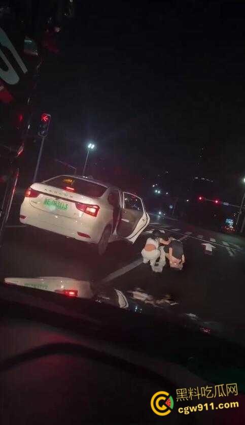 这是个有味道的视频，南沙红绿灯路口拉屎，这是憋不住了吗，还有美女下来送纸，这小翘臀还挺性感的！-5