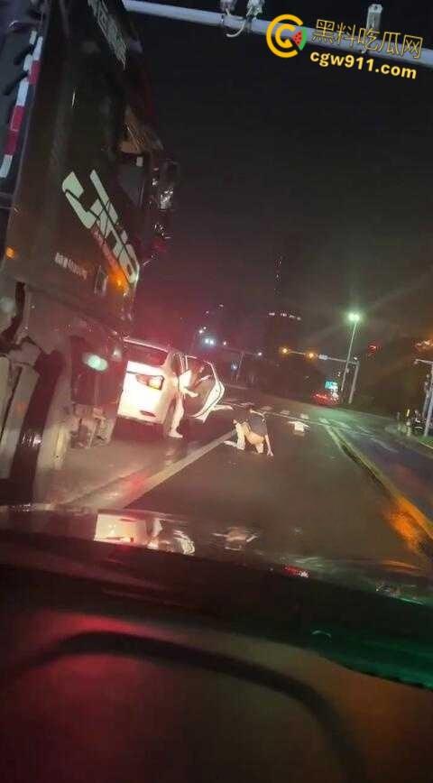 这是个有味道的视频，南沙红绿灯路口拉屎，这是憋不住了吗，还有美女下来送纸，这小翘臀还挺性感的！-6