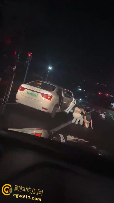 这是个有味道的视频，南沙红绿灯路口拉屎，这是憋不住了吗，还有美女下来送纸，这小翘臀还挺性感的！-7