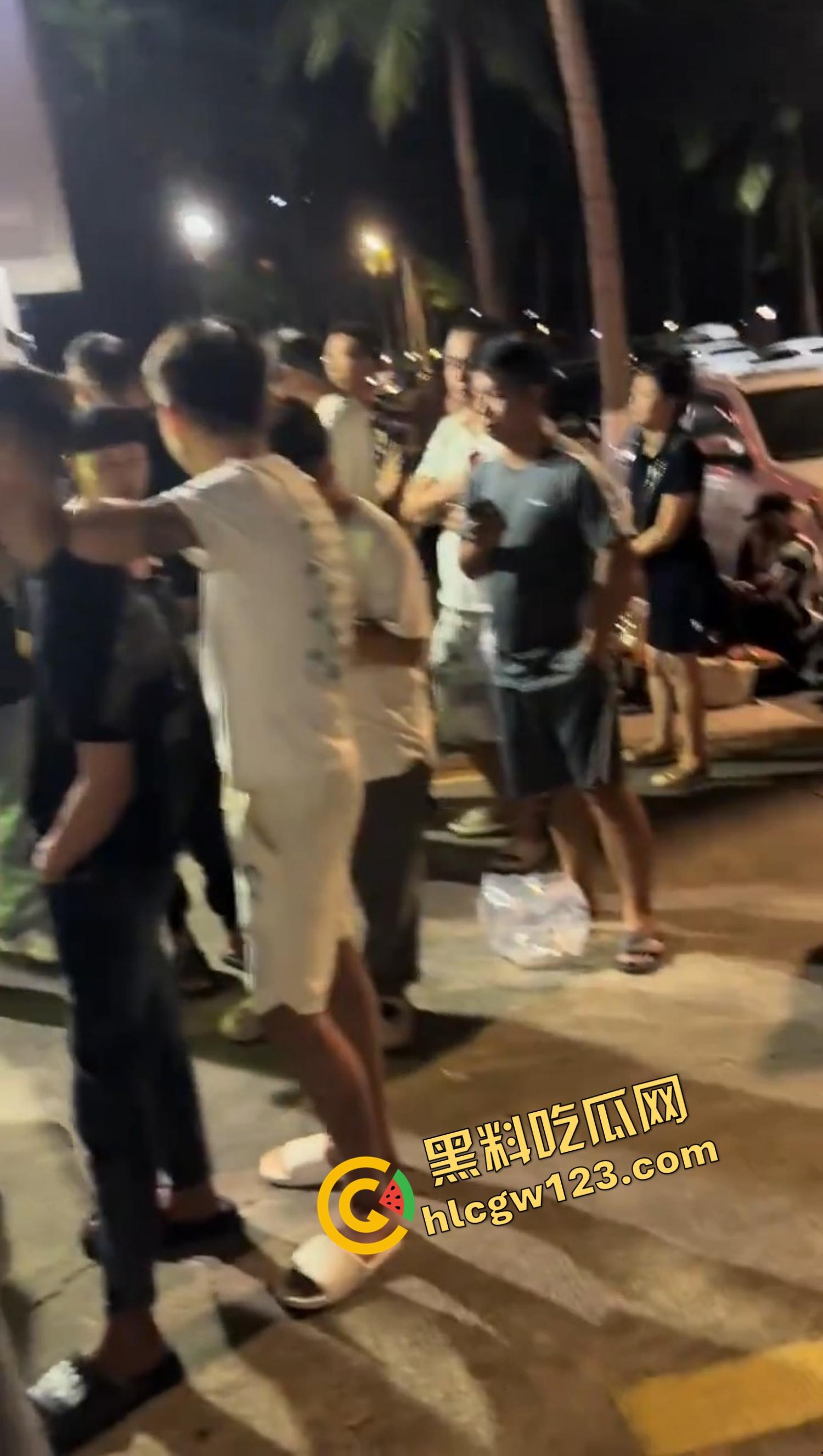 海南海口宝马车拖行小猫致死，群众当街怒吼追车，司机被围送派出所,这是碾压良知！-8