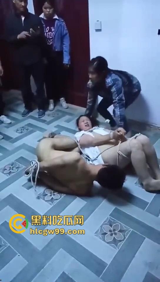 广西捉奸牛逼炸裂，抓奸直接把人绑一起，这是要浸猪笼还是咋滴？这骚操作真是绝了！-6