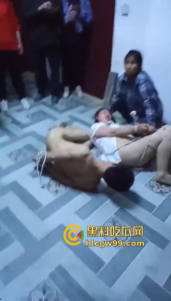 广西捉奸牛逼炸裂，抓奸直接把人绑一起，这是要浸猪笼还是咋滴？这骚操作真是绝了！-7