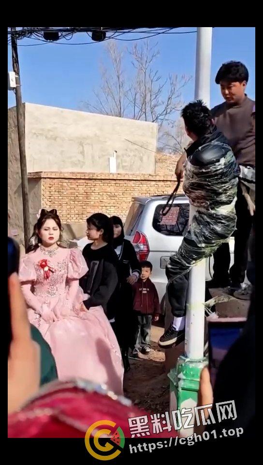 婚闹合集！打人 绑人都是小儿科 现场吃新郎大屌 伴娘奶子都要被捏烂了！-11