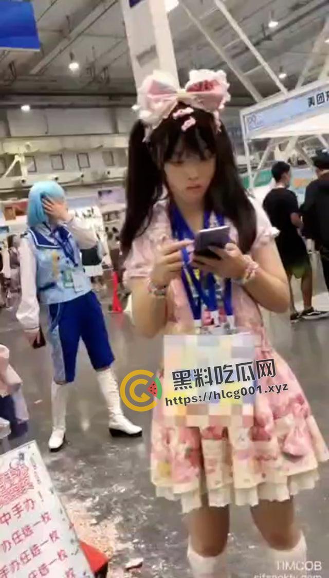 最强漫展偷拍！摄像头都快塞进逼里了 肛门一看就被开发过 你们洛丽塔都玩的这么花嘛-3