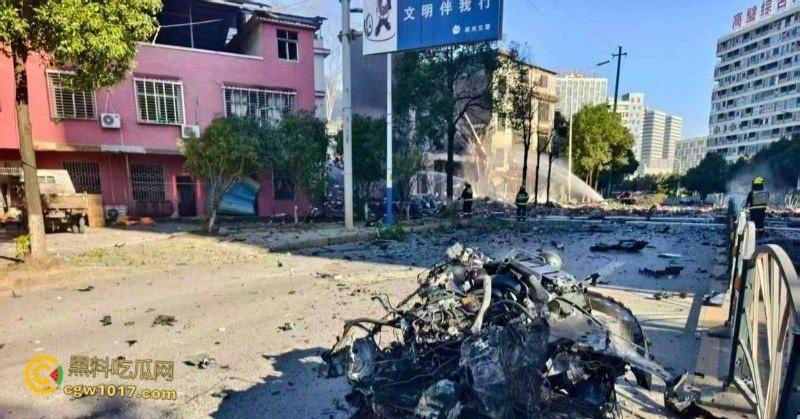 浏阳烟花爆炸事件，勇鑫烟花老板实名举报腐败官员吃分行收贿，被禁卖绝望吃农药，自爆门店轰塌大楼 ！-7