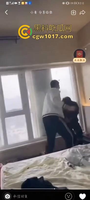 不是现在的东北精神小伙狠人这么多的吗！上门寻仇直接掏出大刀狂捅，地下躺着一个手里还捅着一个，这是要血洗啊！-2