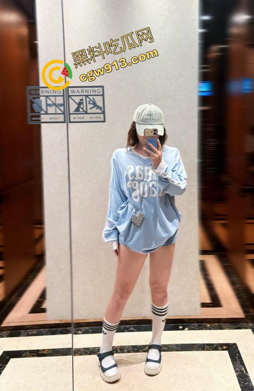 三十岁风骚已婚阿姨半夜敲我门，黑丝吊带内裤让我内射她，主动扒开骚穴让我舔，换着姿势猛干半小时！-3