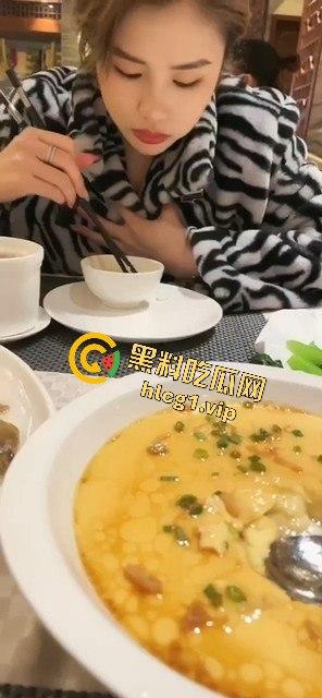 瓜友投稿:小红书认识的小仙女,温泉约会变激情夜,无套中出还抱着脚啃!-2