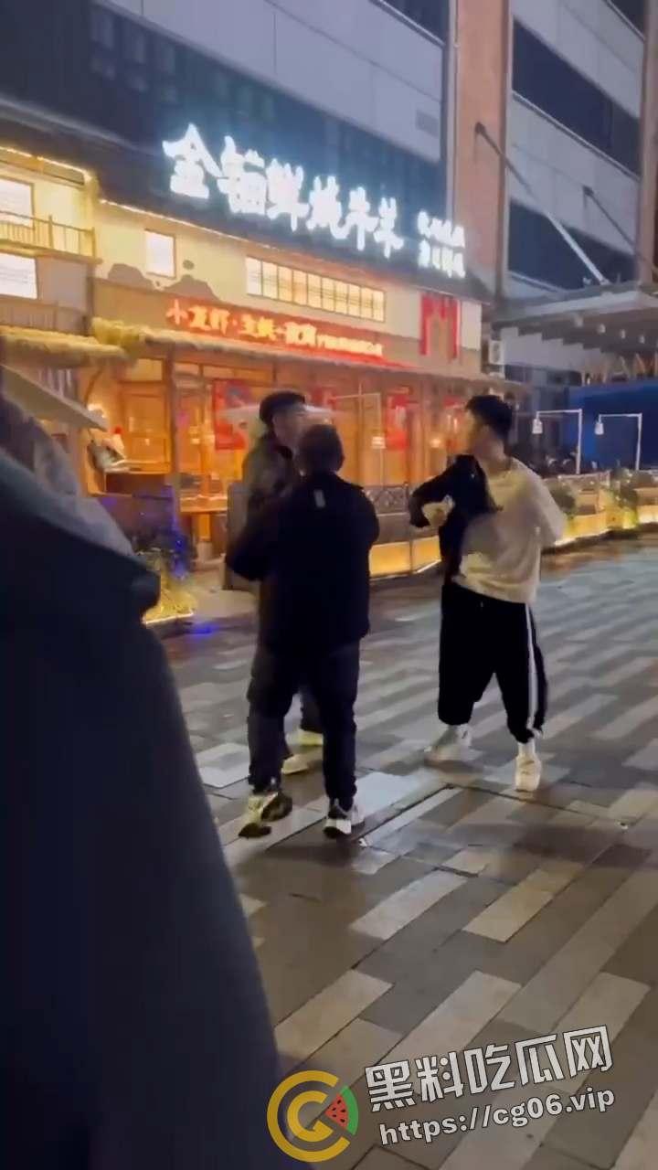 成都男同混战！原配0捉奸1和小三0  打架场面犹如妇女撕逼 这就是gay们的战斗力吗-5