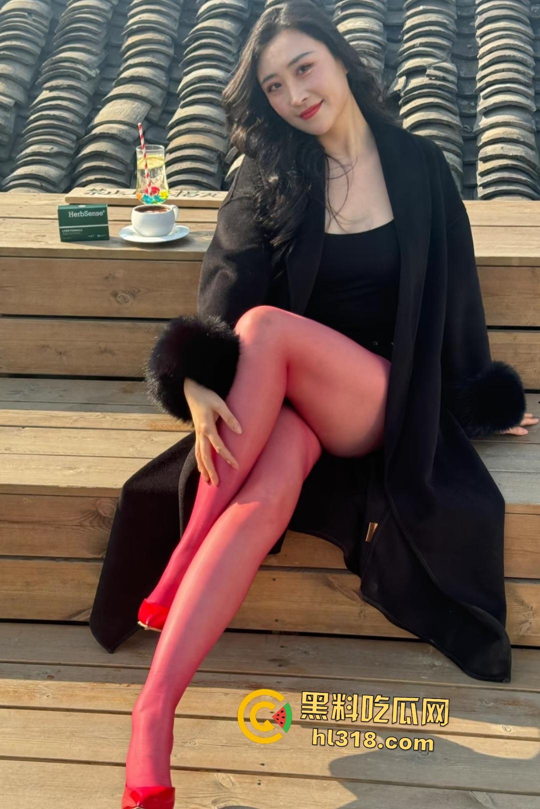 小红书骚妇【暴走的兔子】大夏天不愿出门,男友只好后入肥臀操到出汗,这身材比笔还要直!-2