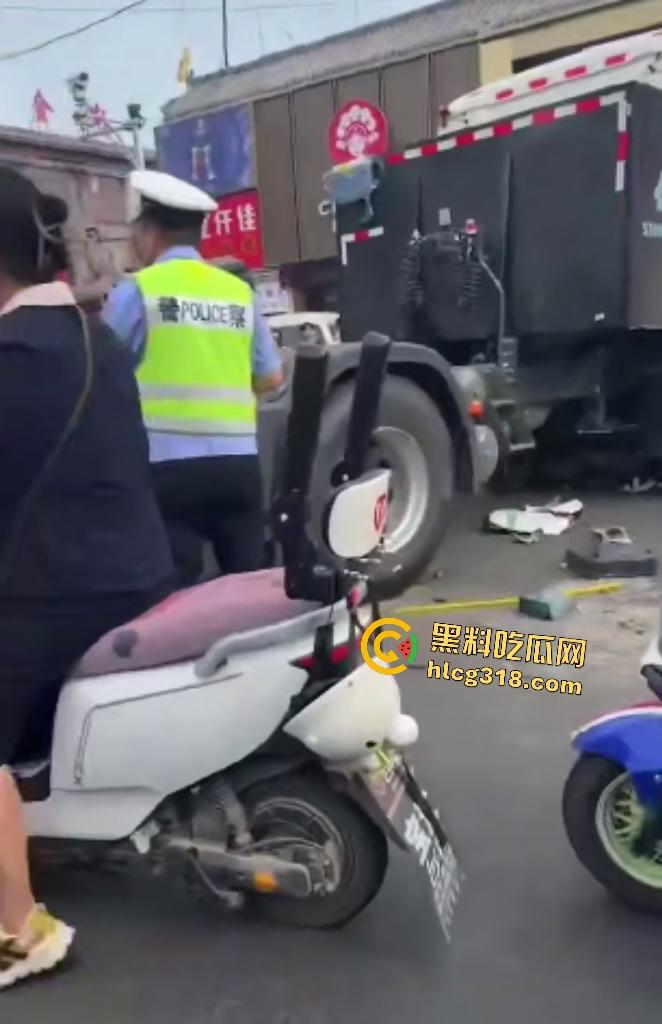 天津蓟州文昌街货车横冲直撞飞来横祸，电动车两死两伤，人被卡在两汽车中间，直接变成人肉饼干！-5