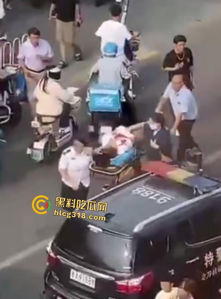 天津蓟州文昌街货车横冲直撞飞来横祸，电动车两死两伤，人被卡在两汽车中间，直接变成人肉饼干！-6