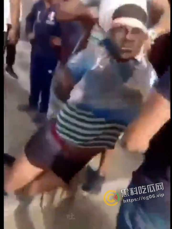 外国男子企图强奸路过女性 被路人抓到 绑到电线杆上打死 这就叫民风彪悍 现场画面流出-4