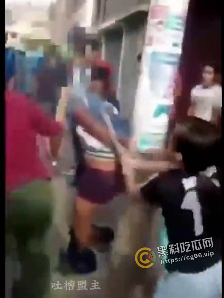 外国男子企图强奸路过女性 被路人抓到 绑到电线杆上打死 这就叫民风彪悍 现场画面流出-5