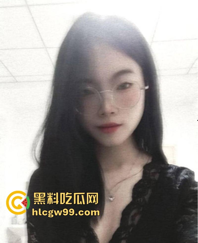 三亚反差眼镜妹【魏伊伊】性爱视频曝光，吃鸡啪啪 翘臀白皙鲍鱼粉嫩，大白天在户外激情野战后入！-2