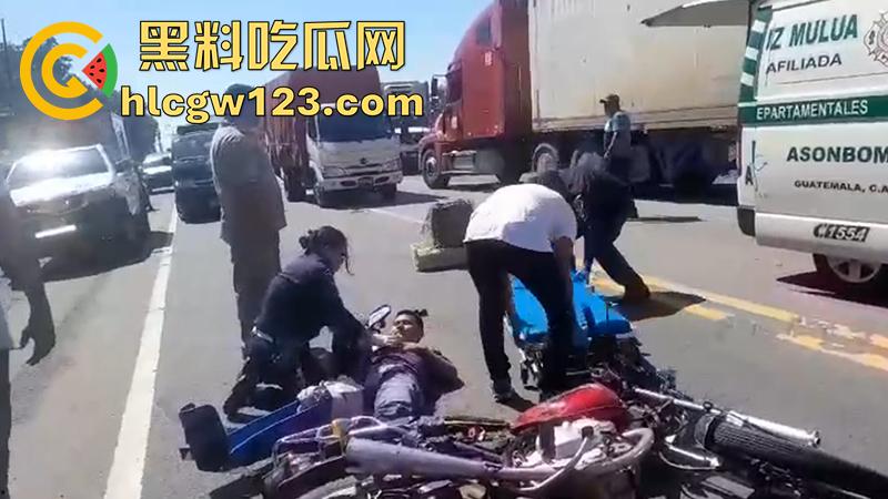 血腥恐怖交通事故，圣克鲁斯男骑手出车祸，左腿被当场撞断，现场视频流出胆小者勿入！-5