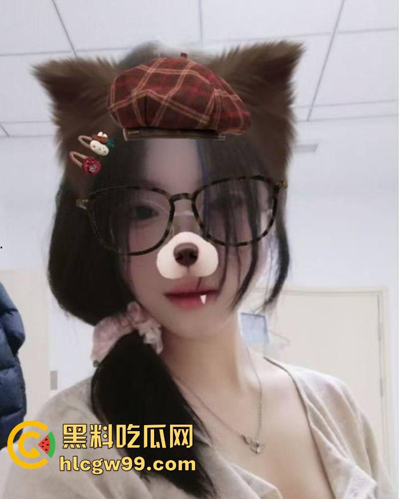 三亚反差眼镜妹【魏伊伊】性爱视频曝光，吃鸡啪啪 翘臀白皙鲍鱼粉嫩，大白天在户外激情野战后入！-3