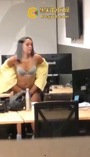 自由美利坚警察牛得飞起 纽约警局偷情打炮不遮掩 办公室直接脱衣大战  这是警局还是OF拍摄棚？-9