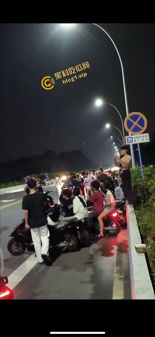 广东中山小榄镇 鬼火少年炫技飙车失败 对撞致车辆散架 倒地不起！-4