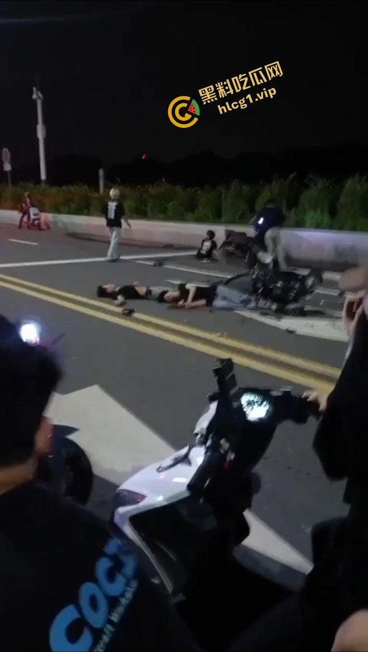 广东中山小榄镇 鬼火少年炫技飙车失败 对撞致车辆散架 倒地不起！-6