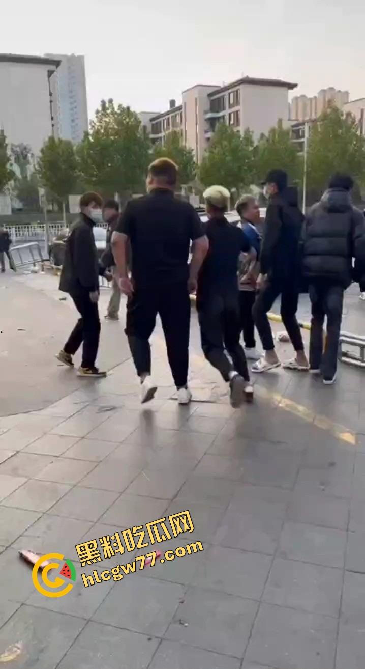 泰安万达精神小伙发疯出事，一言不合打人致死，这年头监狱都快成精神小伙培训基地了！-4