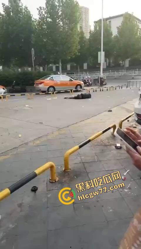 泰安万达精神小伙发疯出事，一言不合打人致死，这年头监狱都快成精神小伙培训基地了！-13