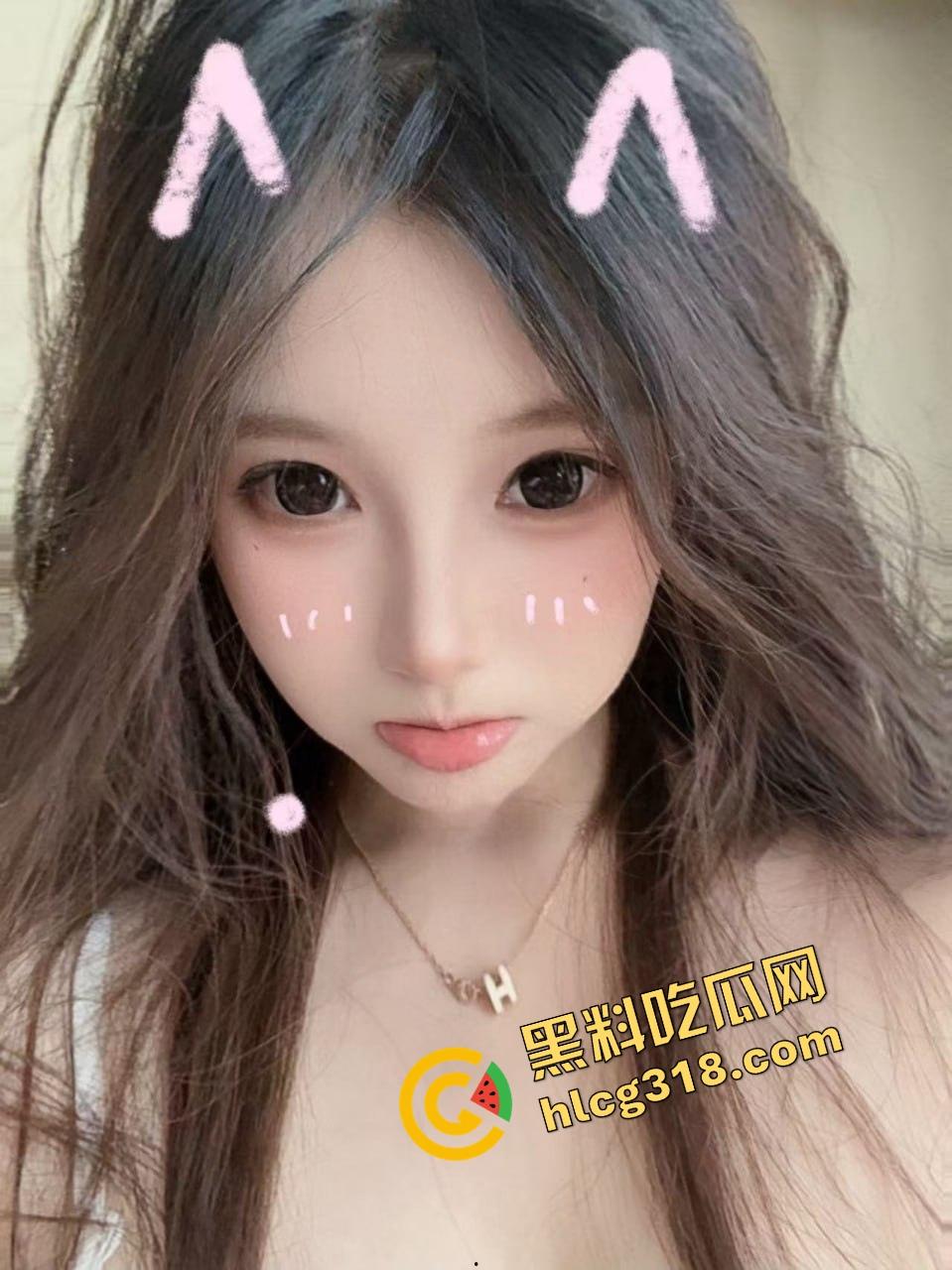 湖北大学健美比赛整成比基尼秀?体育场一水小嫩模,肌肉没影就剩奶子和大白腿,大学生伙食太好了!-3