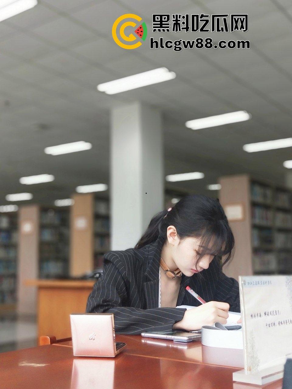 石家庄骨感御姐尤物【水冰月】黑丝勾魂，嫩白长腿夹爆鸡巴，金主无套狂插，骚洞白浆淌满地！-1