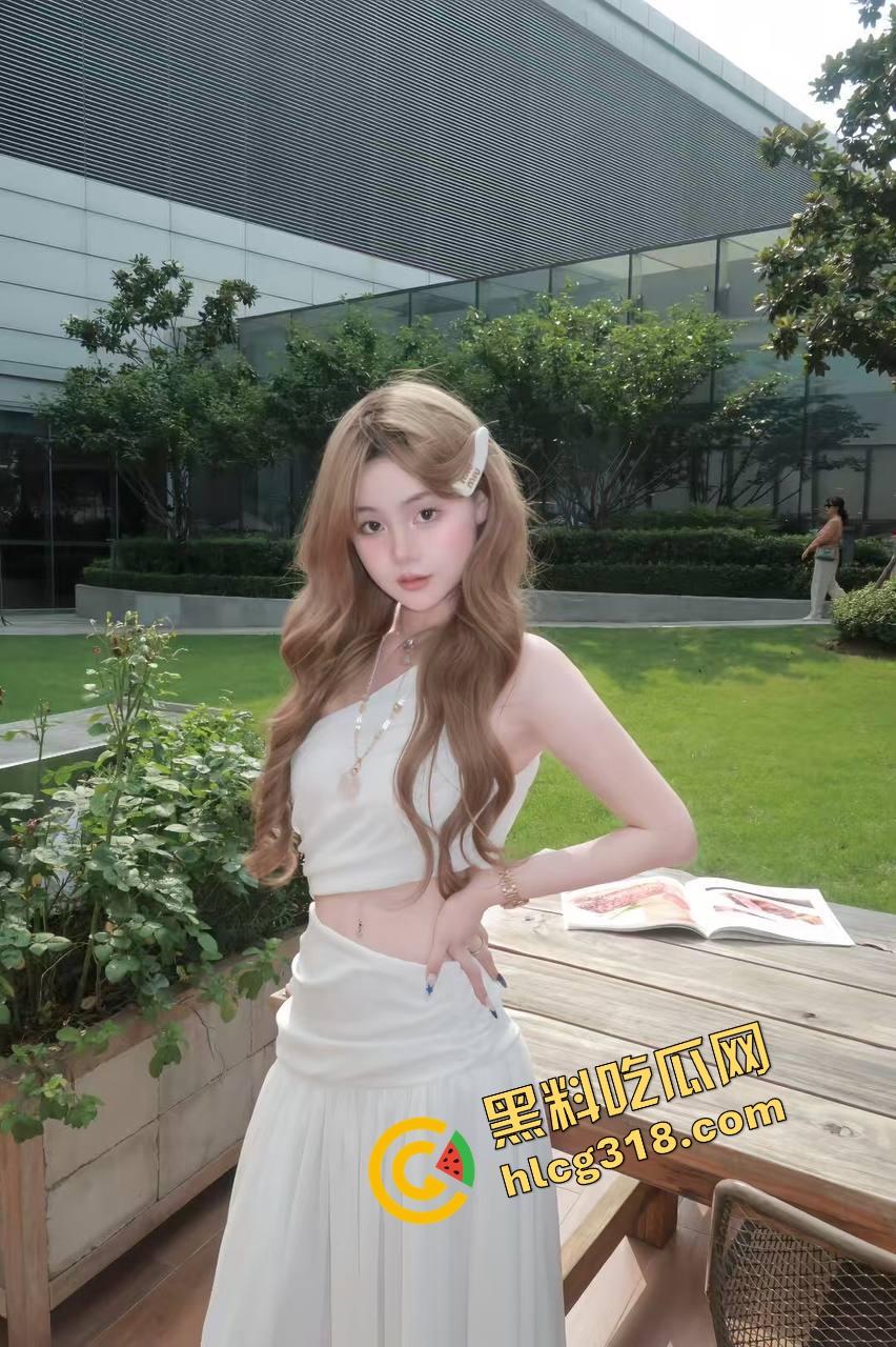 湖北大学健美比赛整成比基尼秀?体育场一水小嫩模,肌肉没影就剩奶子和大白腿,大学生伙食太好了!-7