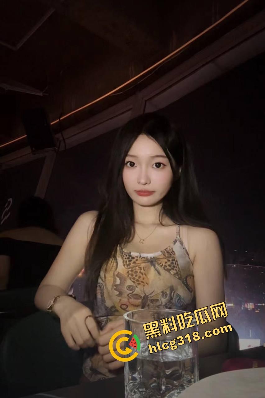 湖北大学健美比赛整成比基尼秀?体育场一水小嫩模,肌肉没影就剩奶子和大白腿,大学生伙食太好了!-8