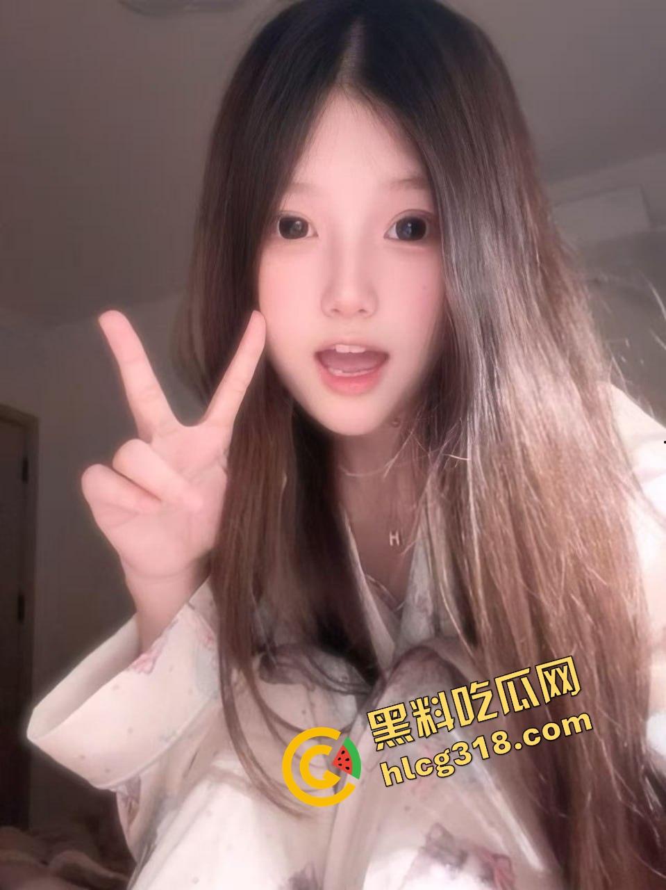 湖北大学健美比赛整成比基尼秀?体育场一水小嫩模,肌肉没影就剩奶子和大白腿,大学生伙食太好了!-9