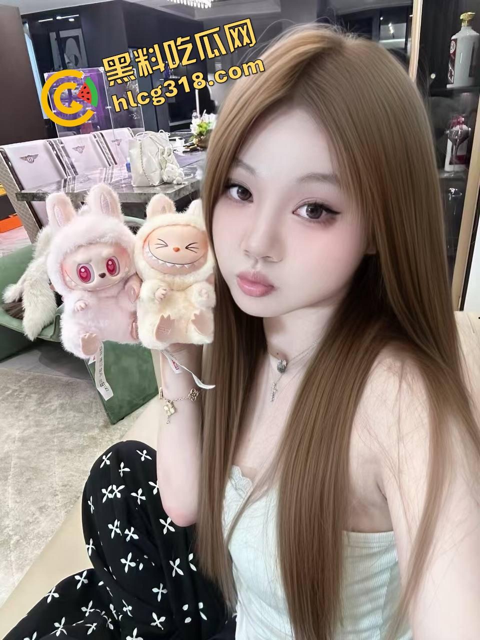 湖北大学健美比赛整成比基尼秀?体育场一水小嫩模,肌肉没影就剩奶子和大白腿,大学生伙食太好了!-10