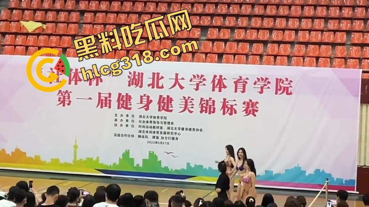 湖北大学健美比赛整成比基尼秀?体育场一水小嫩模,肌肉没影就剩奶子和大白腿,大学生伙食太好了!-19