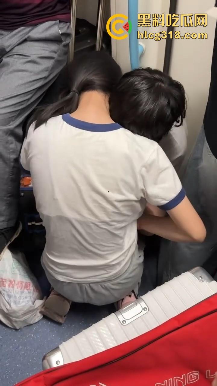上海地铁小情侣当众热吻打飞机，激情缠绵旁若无人，看来是饥渴，都快现场做起来了！-2
