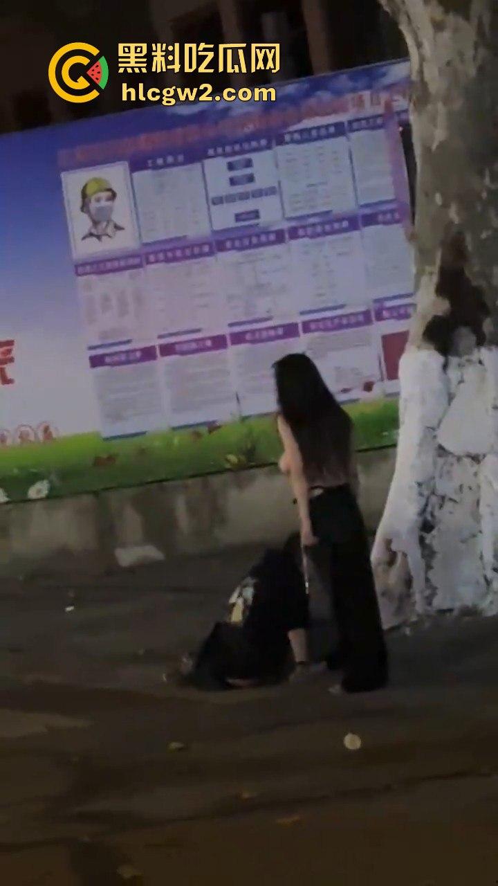 宁波情侣喝多街头吵架 男方直接扒女孩衣服裤子 女的索性光着走大街上！这丢人现眼的，第二天上头条！-2