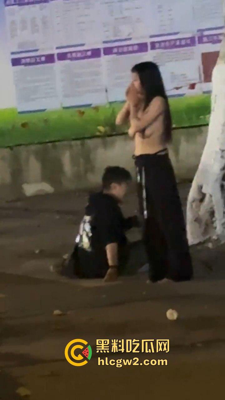 宁波情侣喝多街头吵架 男方直接扒女孩衣服裤子 女的索性光着走大街上！这丢人现眼的，第二天上头条！-3